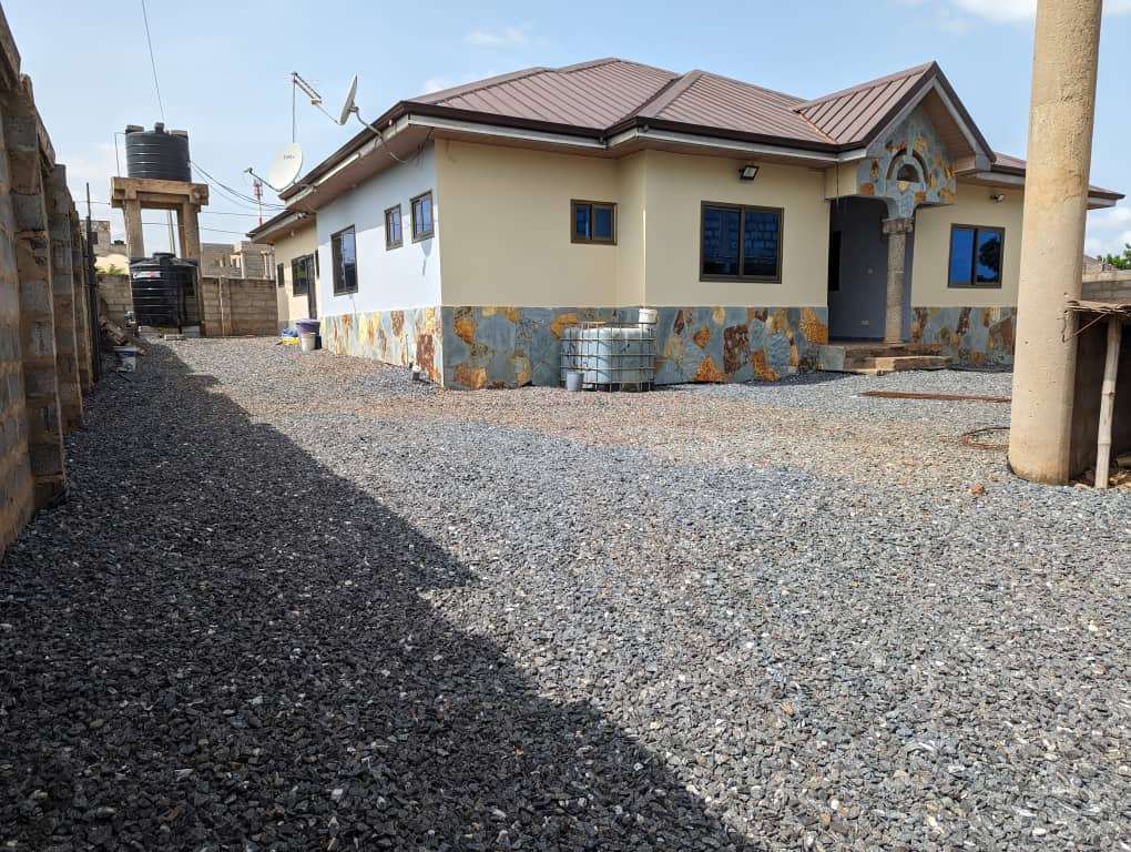 6 BEDROOM HOUSE FOR SALE AT AFIENYA